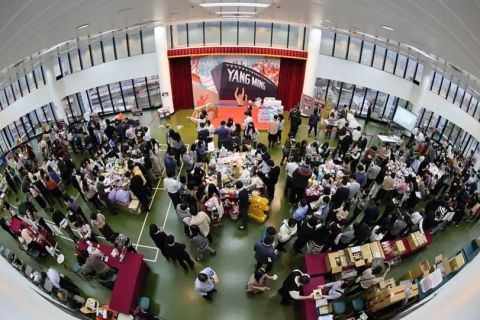 Yang Ming's Charitable Flea-Market Sales Met by Enthusiastic Crowds