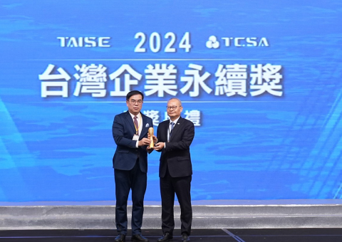 Yang Ming Leads the Way in Sustainability Honored with the TCSA "Comprehensive  Performance - Taiwan's Top 100 Model  Enterprises Award" and "Sustainability  Report - Transportation Industry Category 1  Platinum Level"