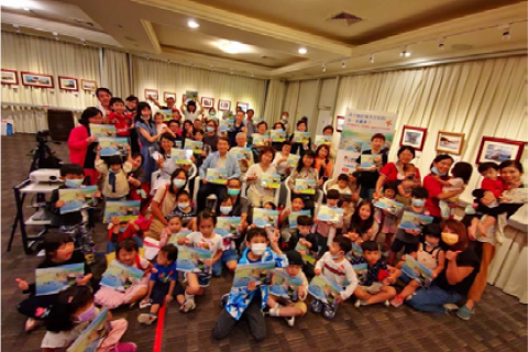 陽明海運全員參與歲末送暖傳遞愛與關懷：基金會致贈繪本童書予基隆市各國小