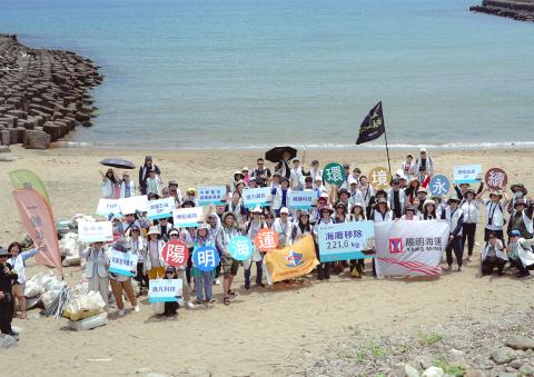 陽明海運集團淨灘活動守護海岸線，攜手供應商推動環境永續